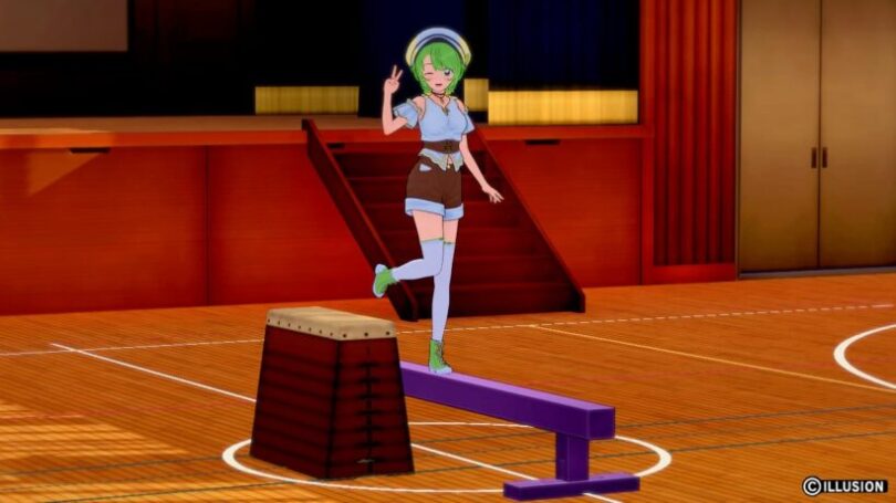 「体育館で跳び箱の隣にある平均台に片足立ちしてポーズを取る女の子」のシーン